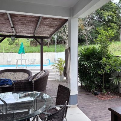 Casa Residencial com 226m², 3 quartos (sendo 1 suíte), 2 garagens, no bairro Pedra Branca em Palhoça
