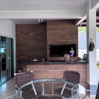 Casa Residencial com 226m², 3 quartos (sendo 1 suíte), 2 garagens, no bairro Pedra Branca em Palhoça