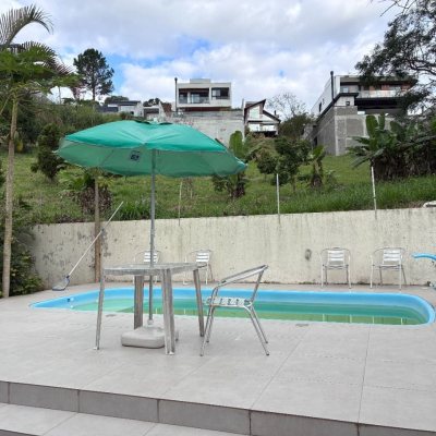Casa Residencial com 226m², 3 quartos (sendo 1 suíte), 2 garagens, no bairro Pedra Branca em Palhoça