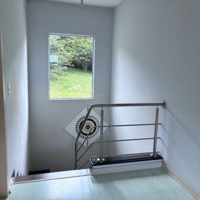 Casa Residencial com 226m², 3 quartos (sendo 1 suíte), 2 garagens, no bairro Pedra Branca em Palhoça