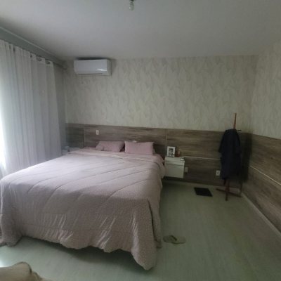 Casa Residencial com 226m², 3 quartos (sendo 1 suíte), 2 garagens, no bairro Pedra Branca em Palhoça