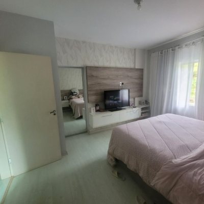 Casa Residencial com 226m², 3 quartos (sendo 1 suíte), 2 garagens, no bairro Pedra Branca em Palhoça