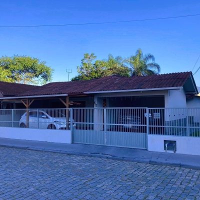 Casa Residencial com 224m², 3 quartos (sendo 1 suíte), 2 garagens, no bairro Centro em Palhoça