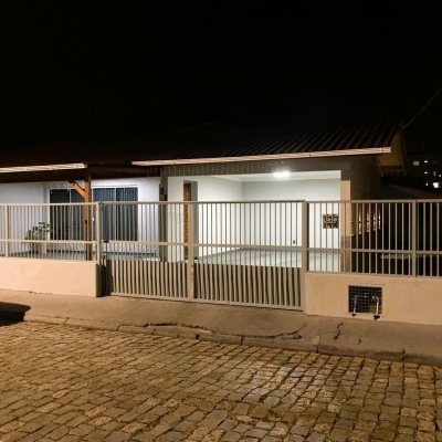Casa Residencial com 224m², 3 quartos (sendo 1 suíte), 2 garagens, no bairro Centro em Palhoça