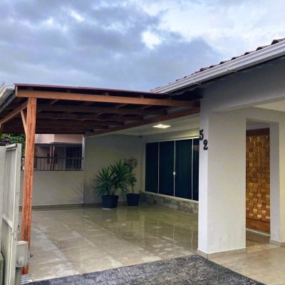 Casa Residencial com 224m², 3 quartos (sendo 1 suíte), 2 garagens, no bairro Centro em Palhoça