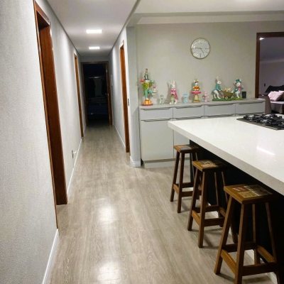 Casa Residencial com 224m², 3 quartos (sendo 1 suíte), 2 garagens, no bairro Centro em Palhoça