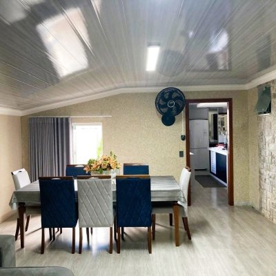 Casa Residencial com 224m², 3 quartos (sendo 1 suíte), 2 garagens, no bairro Centro em Palhoça