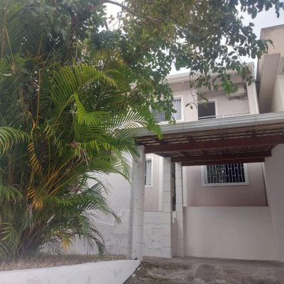 Casa Residencial com 78m², 2 quartos, 2 garagens, no bairro Forquilhas em São José