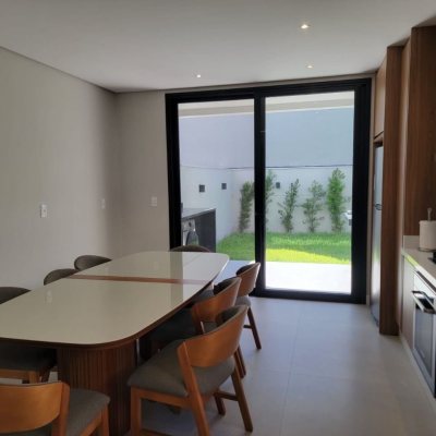 Casa Residencial com 217m², 3 quartos (sendo 3 suítes), 2 garagens, no bairro Cachoeira Do Bom Jesus em Florianópolis