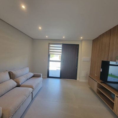 Casa Residencial com 217m², 3 quartos (sendo 3 suítes), 2 garagens, no bairro Cachoeira Do Bom Jesus em Florianópolis