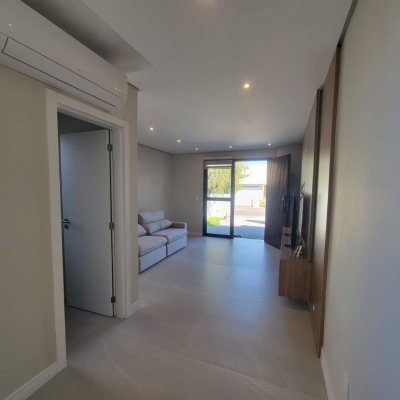 Casa Residencial com 217m², 3 quartos (sendo 3 suítes), 2 garagens, no bairro Cachoeira Do Bom Jesus em Florianópolis