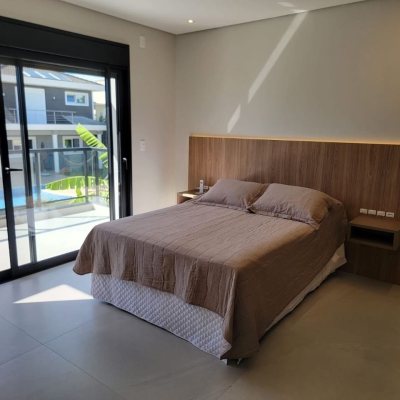 Casa Residencial com 217m², 3 quartos (sendo 3 suítes), 2 garagens, no bairro Cachoeira Do Bom Jesus em Florianópolis