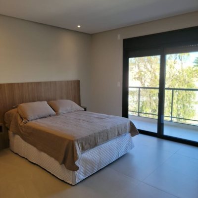 Casa Residencial com 217m², 3 quartos (sendo 3 suítes), 2 garagens, no bairro Cachoeira Do Bom Jesus em Florianópolis