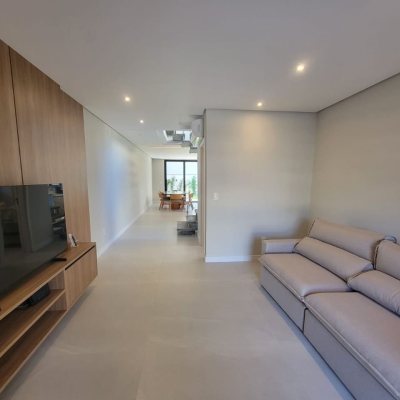 Casa Residencial com 217m², 3 quartos (sendo 3 suítes), 2 garagens, no bairro Cachoeira Do Bom Jesus em Florianópolis