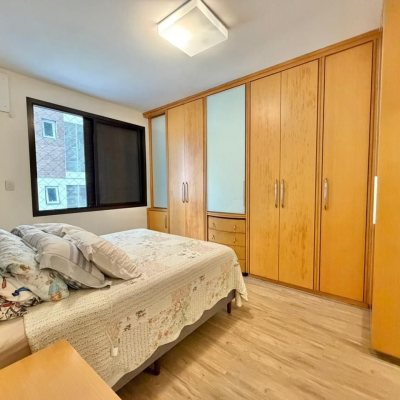 Apartamentos com 146m², 4 quartos (sendo 1 suíte), 2 garagens, no bairro Centro em Florianópolis