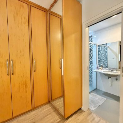 Apartamentos com 146m², 4 quartos (sendo 1 suíte), 2 garagens, no bairro Centro em Florianópolis
