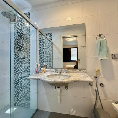 Apartamentos com 146m², 4 quartos (sendo 1 suíte), 2 garagens, no bairro Centro em Florianópolis