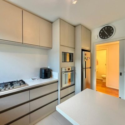 Apartamentos com 146m², 4 quartos (sendo 1 suíte), 2 garagens, no bairro Centro em Florianópolis