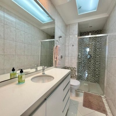 Apartamentos com 146m², 4 quartos (sendo 1 suíte), 2 garagens, no bairro Centro em Florianópolis