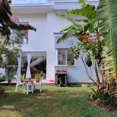 Casa Residencial com 300m², 4 quartos (sendo 1 suíte), 2 garagens, no bairro Pedra Branca em Palhoça