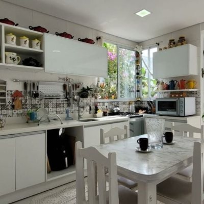 Casa Residencial com 300m², 4 quartos (sendo 1 suíte), 2 garagens, no bairro Pedra Branca em Palhoça