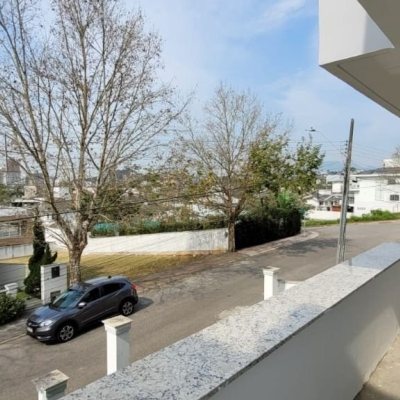 Casa Residencial com 300m², 4 quartos (sendo 1 suíte), 2 garagens, no bairro Pedra Branca em Palhoça