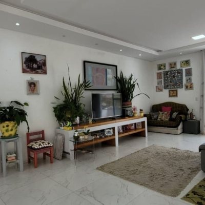 Casa Residencial com 300m², 4 quartos (sendo 1 suíte), 2 garagens, no bairro Pedra Branca em Palhoça