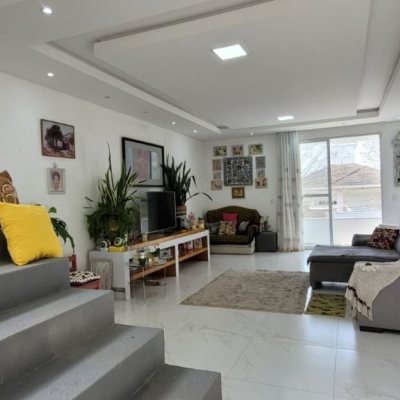 Casa Residencial com 300m², 4 quartos (sendo 1 suíte), 2 garagens, no bairro Pedra Branca em Palhoça