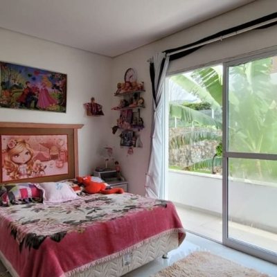 Casa Residencial com 300m², 4 quartos (sendo 1 suíte), 2 garagens, no bairro Pedra Branca em Palhoça