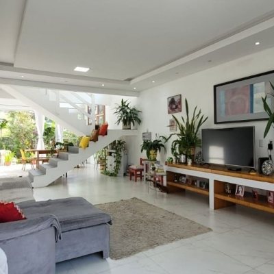 Casa Residencial com 300m², 4 quartos (sendo 1 suíte), 2 garagens, no bairro Pedra Branca em Palhoça