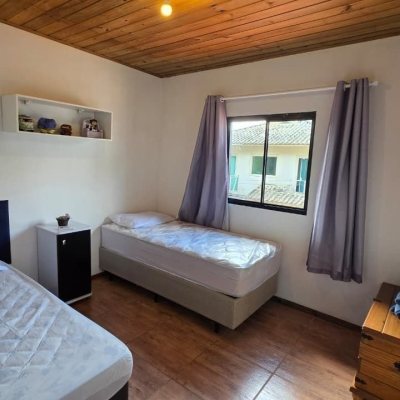 Casa Residencial com 100m², 3 quartos (sendo 1 suíte), 2 garagens, no bairro Rio Tavares em Florianópolis