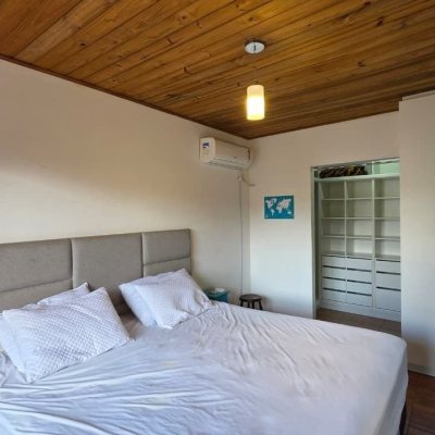 Casa Residencial com 100m², 3 quartos (sendo 1 suíte), 2 garagens, no bairro Rio Tavares em Florianópolis