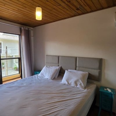 Casa Residencial com 100m², 3 quartos (sendo 1 suíte), 2 garagens, no bairro Rio Tavares em Florianópolis