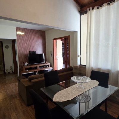 Casa Residencial com 100m², 3 quartos (sendo 1 suíte), 2 garagens, no bairro Rio Tavares em Florianópolis