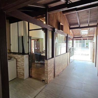 Casa Residencial com 100m², 3 quartos (sendo 1 suíte), 2 garagens, no bairro Rio Tavares em Florianópolis