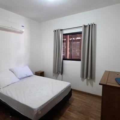 Casa Residencial com 100m², 3 quartos (sendo 1 suíte), 2 garagens, no bairro Rio Tavares em Florianópolis