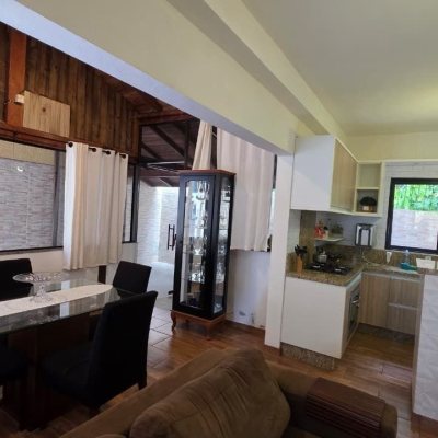 Casa Residencial com 100m², 3 quartos (sendo 1 suíte), 2 garagens, no bairro Rio Tavares em Florianópolis