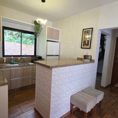 Casa Residencial com 100m², 3 quartos (sendo 1 suíte), 2 garagens, no bairro Rio Tavares em Florianópolis