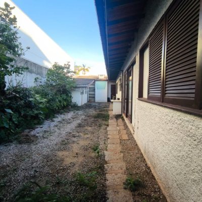 Casa Residencial com 297m², 3 quartos (sendo 1 suíte), 2 garagens, no bairro Estreito em Florianópolis