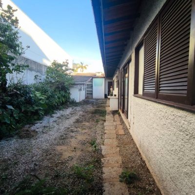 Casa Residencial com 297m², 3 quartos (sendo 1 suíte), 2 garagens, no bairro Estreito em Florianópolis