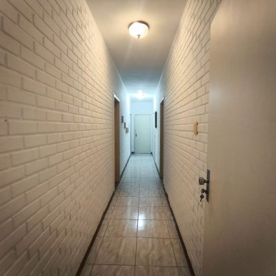 Casa Residencial com 297m², 3 quartos (sendo 1 suíte), 2 garagens, no bairro Estreito em Florianópolis