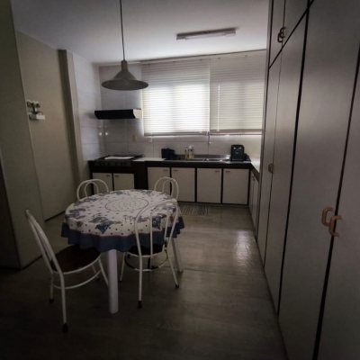 Casa Residencial com 297m², 3 quartos (sendo 1 suíte), 2 garagens, no bairro Estreito em Florianópolis