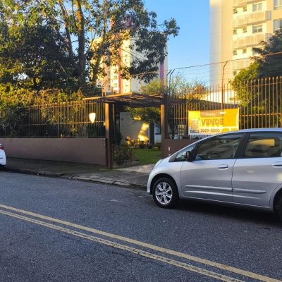 Casa Residencial com 297m², 3 quartos (sendo 1 suíte), 2 garagens, no bairro Estreito em Florianópolis