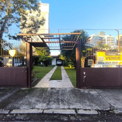 Casa Residencial com 297m², 3 quartos (sendo 1 suíte), 2 garagens, no bairro Estreito em Florianópolis