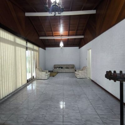 Casa Residencial com 297m², 3 quartos (sendo 1 suíte), 2 garagens, no bairro Estreito em Florianópolis