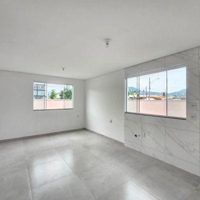 Casa Residencial com 89m², 3 quartos (sendo 1 suíte), 2 garagens, no bairro Rio Caveiras em Biguaçu