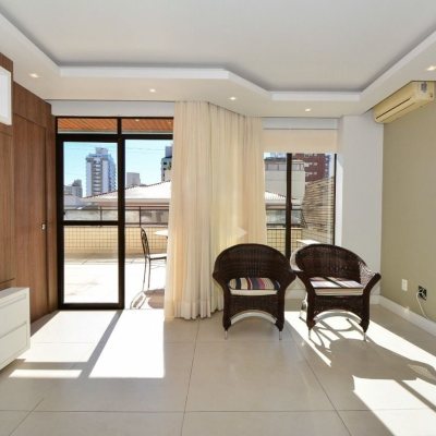 Apartamentos com 128m², 3 quartos (sendo 3 suítes), 2 garagens, no bairro Centro em Florianópolis