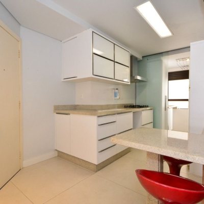 Apartamentos com 128m², 3 quartos (sendo 3 suítes), 2 garagens, no bairro Centro em Florianópolis