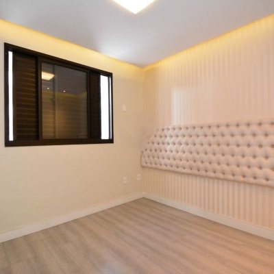 Apartamentos com 128m², 3 quartos (sendo 3 suítes), 2 garagens, no bairro Centro em Florianópolis