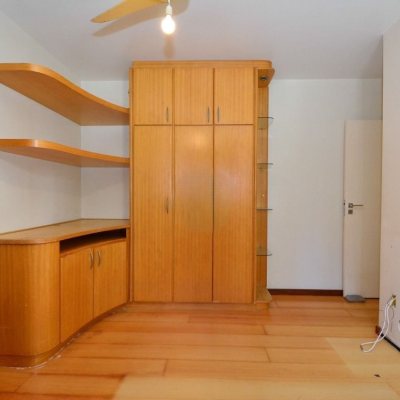 Apartamentos com 128m², 3 quartos (sendo 3 suítes), 2 garagens, no bairro Centro em Florianópolis
